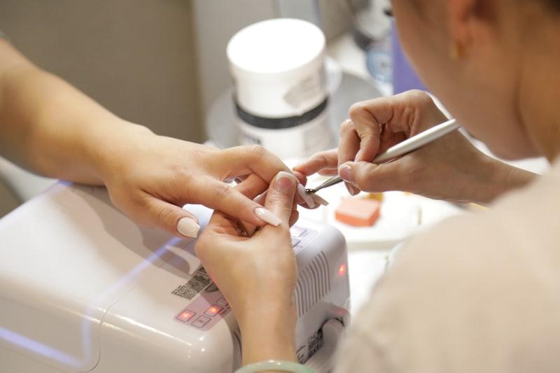 Atendimento de manicure em andamento, demonstração